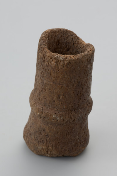 instrument muzyczny - Ujęcie w pionie przodu ustnika. Ustnik instrumentu dętego wytoczony z poroża był elementem drewnianej trąby lub zakrzywionego rogu.