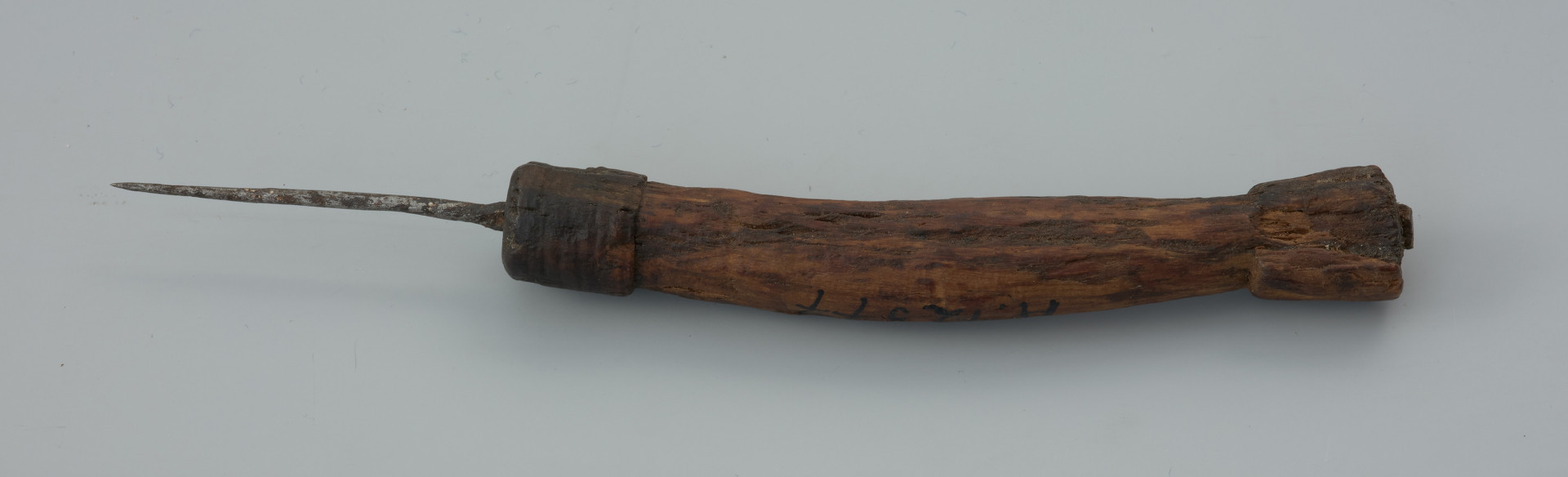 narzędzie kolne, szydło - Ujęcie tyłu w poziomie. Szydło żelazne w drewnianej oprawce.