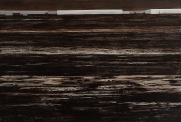 obraz - Ujęcie z przodu. Pejzaż idustrialny z linią horyzontu w ośmiu dziewiątych wysokości obrazu. Na pierwszym planie zaorane pole. Powyżej linii horyzontu zabudowania magazynowe w formie niskich prostopadłościennych budynków.