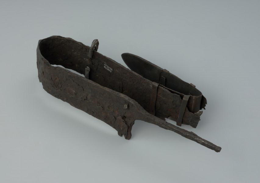 Żelazny miecz jednosieczny rytualnie zgięty. - Ujęcie z dołu. Żelazny miecz jednosieczny rytualnie zgięty.