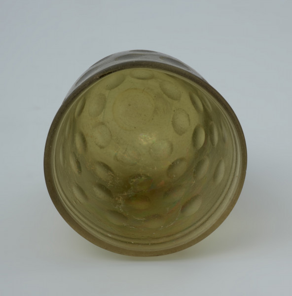 Naczynie szklane (pucharek) - Ujęcie z góry. Naczynie szklane (pucharek) grubościenne koloru jasnozielonego. Szkło jest przezroczyste.