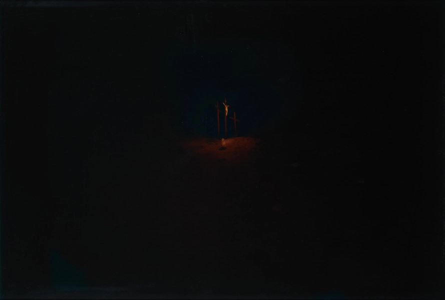 fotografia - Ujęcie z przodu. Fotografia barwna pod pleksi na dibondzie z nocnym przedstawieniem. W centrum piaszczysta droga prowadząca w kierunku wzniesienia z trzema krzyżami oraz sylwetka białego kota, u ich podnóża.
