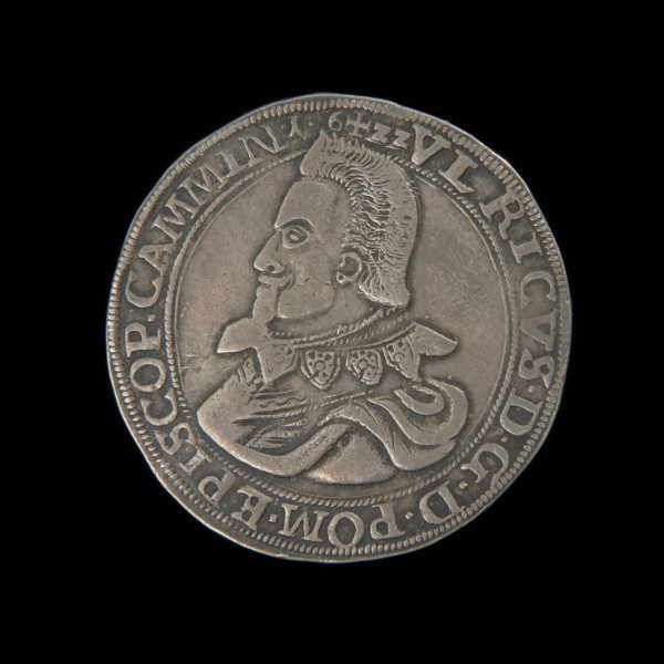 talar okolicznościowy - Ujęcie awersu. Na awersie popiersie księcia w zbroi z wyłożonym na nią koronkowym kołnierzem w lewo. W perełkowym otoku napis.