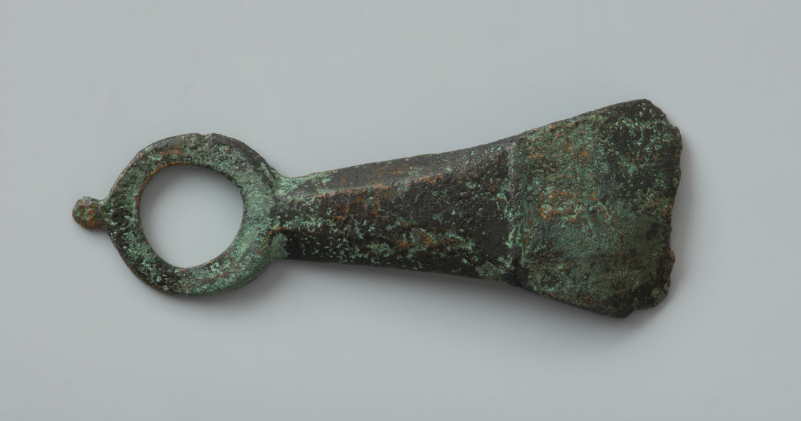 Okucie końca pasa wykonane z brązu - Ujęcie z góry. Okucie końca pasa wykonane z brązu zakończone pierścieniem z występem.