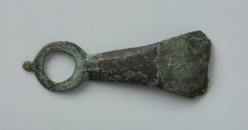 Okucie końca pasa wykonane z brązu - Ujęcie z góry. Okucie końca pasa wykonane z brązu zakończone pierścieniem z występem.