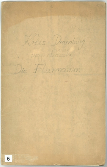 Flurnamen Sammlung - Kreis Dramburg - Ujęcie okładki. Cienka mocno pożókła okladka o zniszczonych brzegach. W górnej części odręcznie wykonana ołówkiem nazwa powiatu w języku poslkim i niemieckim.  W dolnym, lewym rogu biała naklejka z numerem 6.
W skład dokumentacji wchodzi 79 kart, zapisanych jednostronnie, obejmujących tylko spis maszynowy (79 kart).
