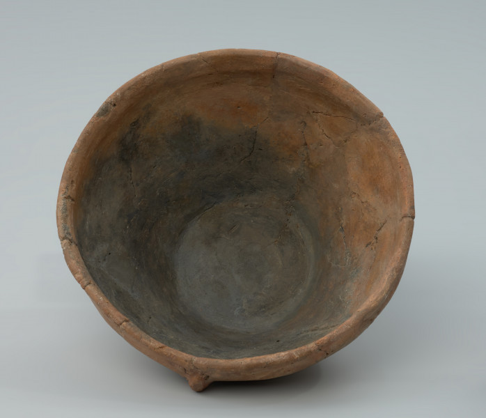 Wysoka misa gliniana - Ujęcie z góry. Wysoka misa gliniana, gładzona, barwy jasnobrunatnej.