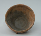 Wysoka misa gliniana - Ujęcie z góry. Wysoka misa gliniana, gładzona, barwy jasnobrunatnej.