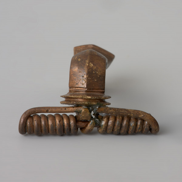 ozdoba; Zapinka z rodziny zapinek z charakterystycznym grzebykiem - Ujęcie z przodu. Zapinka z brązu.