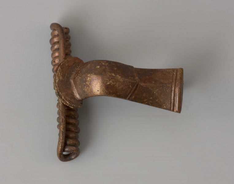 ozdoba; Zapinka z rodziny zapinek z charakterystycznym grzebykiem - Ujęcie z góry. Zapinka z brązu.