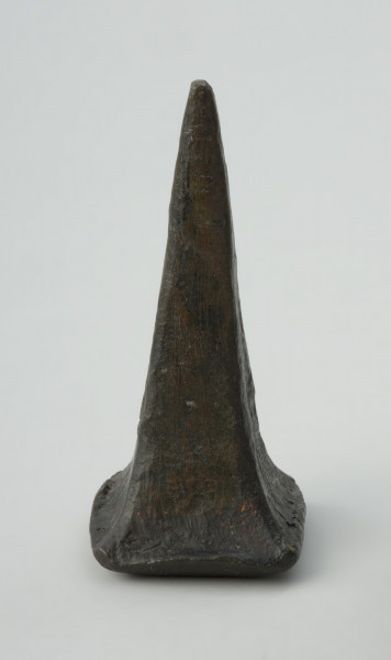 kowadło, narzędzie - Ujęcie przodu w pionie. Kowadełko brązowe z czworościennym trzpieniem.