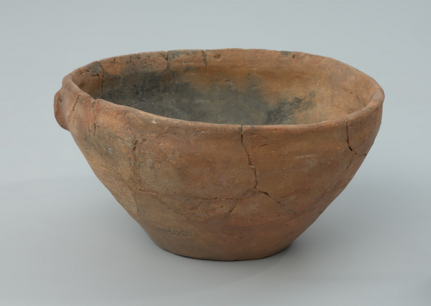 Wysoka misa gliniana - Ujęcie z tyłu. Wysoka misa gliniana, gładzona, barwy jasnobrunatnej.