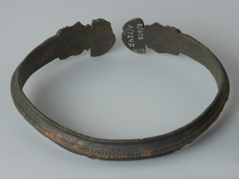 Bransoleta z brązu w typie bransolet żmijowatych - Ujęcie z tyłu. Bransoleta z brązu w typie bransolet żmijowatych.