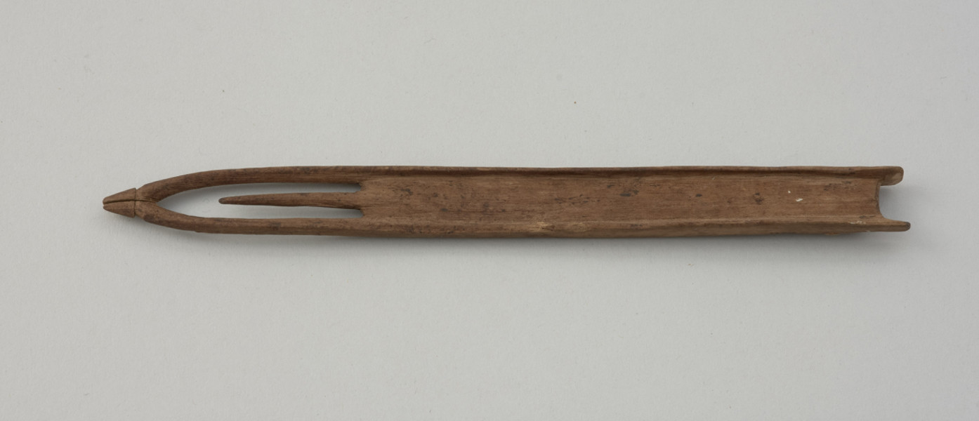 kleszczka - Ujęcie przodu z góry poziomo ostrzem w lewo. Kleszczka ma wysmukły kształt wydłużonego prostokąta. Jeden z końców jest zaostrzony, drugi z wysuniętymi zakończeniami. W partii zaostrzonej wycięto otwór z wydłużonym kolcem. Brzegi dłuższych boków są nieco podniesione.