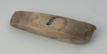 dłuto - Ujęcie tyłu; Dłuto krzemienne czworościenne z cienkim, tępym obuchem, o częściowo gładzonej powierzchni.