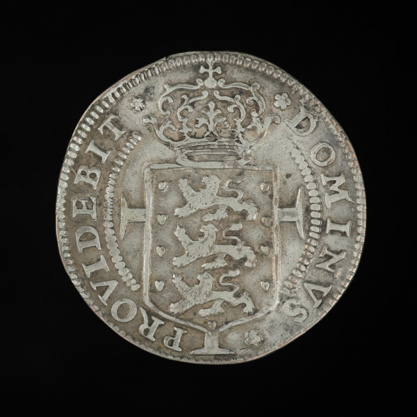 środek płatniczy, pieniądz, moneta - Ujęcie awersu. Moneta z ukoronowanym monogramem władcy na awersie