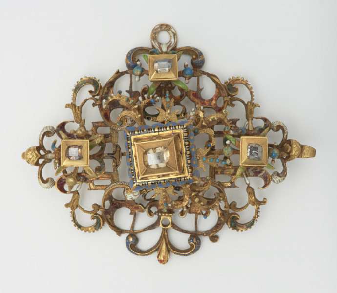 nakrycia głowy, biżuteria, ozdoby - Ujęcie z przodu. Klejnot z kołpaka w kształcie rombu, ażurowy, zdobiony emalią i kasztami z diamentami.