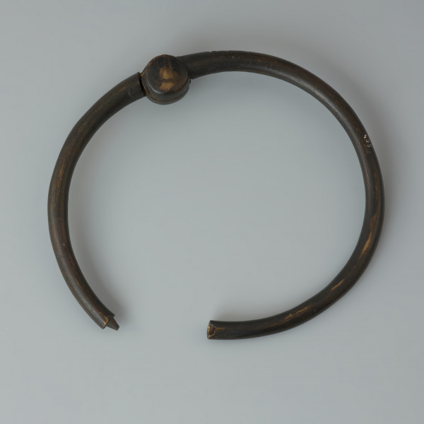 Ujęcie z dołu. Mosiężna kopia naszyjnika koronowatego