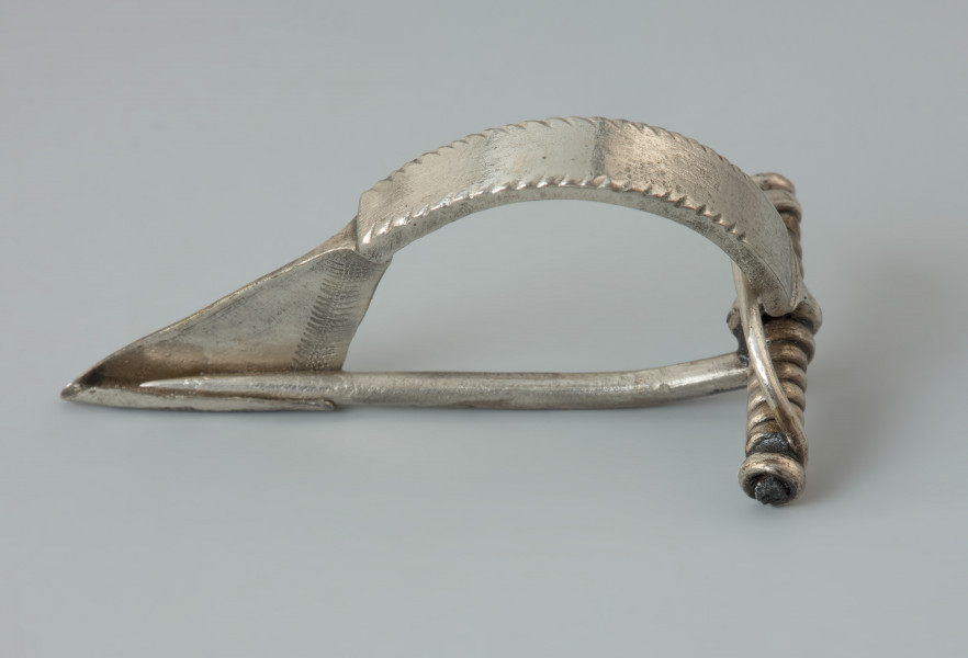 srebrna zapinka - Ujęcie z boku z lewej strony. Srebrna zapinka.