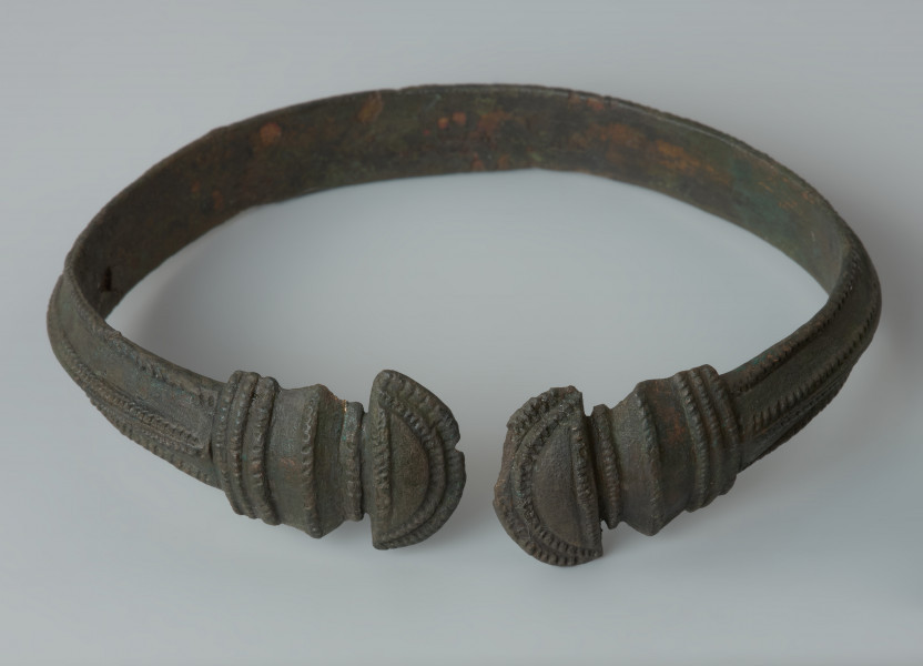 Bransoleta z brązu w typie bransolet żmijowatych - Ujęcie z przodu. Bransoleta z brązu w typie bransolet żmijowatych.