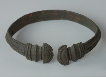 Bransoleta z brązu w typie bransolet żmijowatych - Ujęcie z przodu. Bransoleta z brązu w typie bransolet żmijowatych.