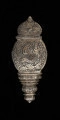zapinka pendentu, księcia Kazimierza VI/IX (1557-1605) - Ujęcie z przodu. Zapinka służąca do łączenia pendentu z pasem. Dolna część o migdałowym kształcie, zakończonym łukiem w ośli grzbiet, w górnej partii dwa szerokie półwałki oraz jeden mały, wąski, nad którym ozdobnie ukształtowany haczyk. Zapinka w całości pokryta jest grawerowaną, niellowaną dekoracją z motywem ptaka wśród wici roślinnej, stylizowanych kwiatów i ornamentów ciągłych. W dolnej części zapinki mały okrągły otwór na nit.