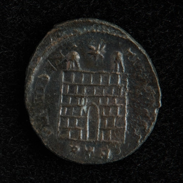 moneta; Follis (moneta z brązu) Konstantyna I - Ujęcie rewersu. Follis (moneta z brązu) Konstantyna I. Moneta jest dobrze zachowana choć napisy są częściowo nieczytelne.