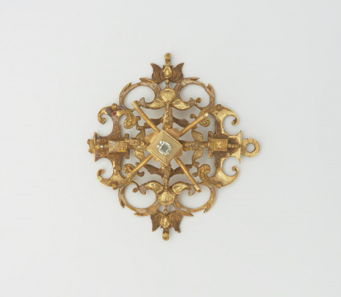 biżuteria, ozdoby - Ujęcie z przodu. Ażurowy klejnot z kołpaka z diamentem i - pierwotnie -czterema perłami, zdobiony barwną emalią.