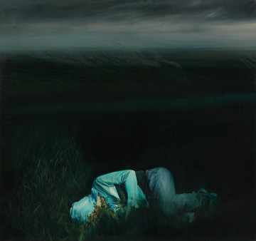 Obraz olejny z pejzażem nocnym i postacią leżącą łące - Ujęcie z przodu. Pejzaż nocny z widokiem łąki i leżącą postacią. Linia horyzontu w trzech czwartych kompozycji. Całość utrzymana w ciemnej kolorystyce zdominowanej czerniami, odcieniami szarości i akcentami zieleni. Niebo czyste, mocno rozświetlone. Na pierwszym planie w centrum kompozycji leżąca na prawym boku, zwinięta w kłębek postać. Kobieta ubrana w niebieskie dżinsy, ciemne buty sportowe i błękitno-czarną bluzę z kapturem naciągniętym na głowę. Twarz częściowo odsłonięta, oczy otwarte, patrzące na wprost. Po lewej stronie postaci fragment szczegółowo opracowanej roślinności łąkowej, po prawej fragment łąki tonącej w mroku.