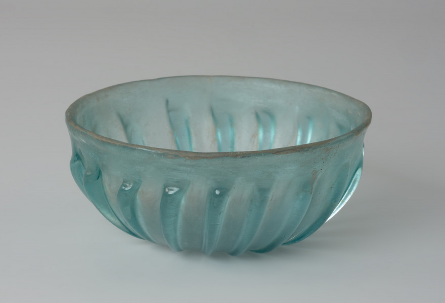 naczynie; Rzymskie naczynie (czarka) z żeberkami - Ujęcie z góry. Rzymskie naczynie (czarka) z żeberkami wykonane z klarownego szkła.