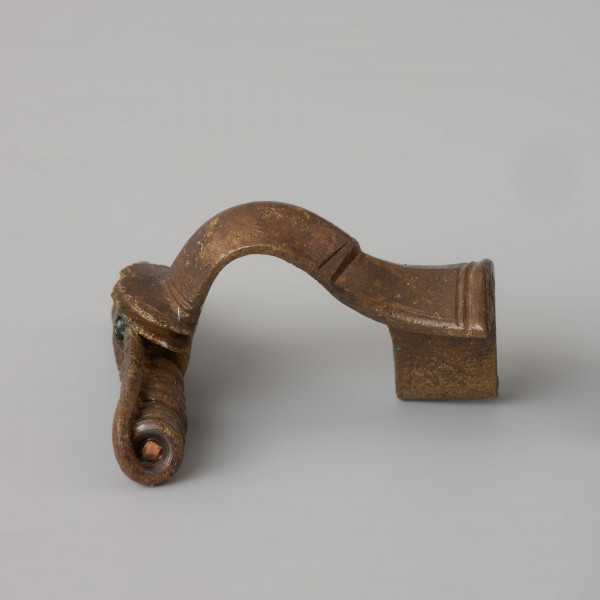 ozdoba; Zapinka z rodziny zapinek z charakterystycznym grzebykiem - Ujęcie lewego boku. Zapinka z brązu.