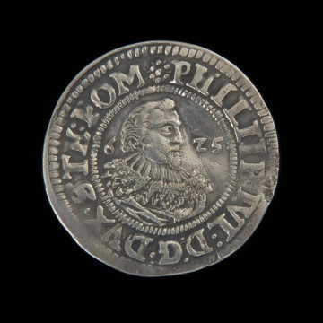 MNS/N/15879 półort okolicznościowy - Ujęcie awersu. Na awersie popiersie ksiecia w szerokim koronkowym kolnierzu i szarfą spiętą różą na ramieniu w prawo. Po bokach data 6-Z5 . W otoku napis.