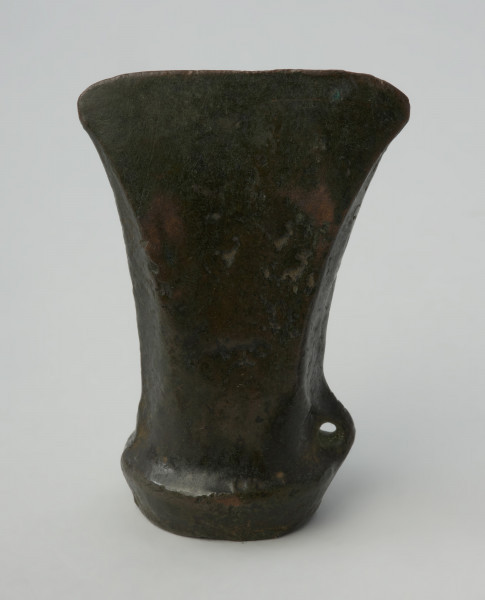 broń; siekiera - Ujęcie siekierki z przodu w pionie. Sześcioboczna siekierka z małym uszkiem i tulejką ozdobioną dookolnym żeberkiem.