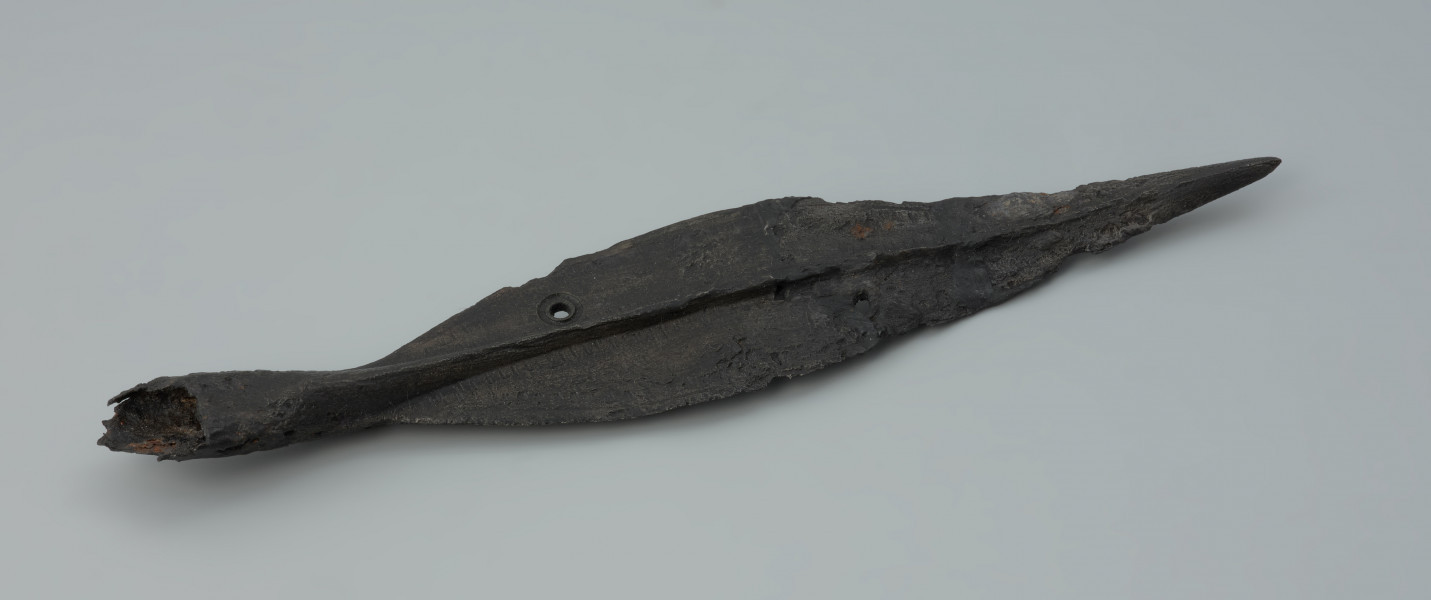Ornamentowany grot oszczepu z żelaza - Ujęcie z góry. Ornamentowany grot oszczepu z żelaza.