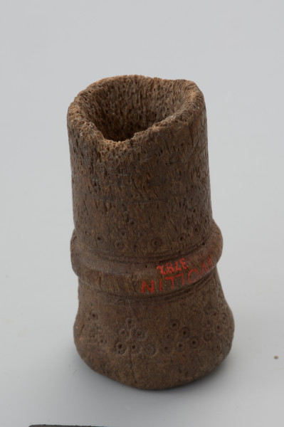 instrument muzyczny - Ujęcie w pionie tyłu ustnika. Ustnik instrumentu dętego wytoczony z poroża był elementem drewnianej trąby lub zakrzywionego rogu.