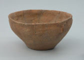 Wysoka misa gliniana - Ujęcie z przodu z lewej strony. Wysoka misa gliniana, gładzona, barwy jasnobrunatnej.