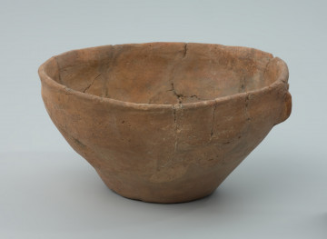 Wysoka misa gliniana - Ujęcie z przodu. Wysoka misa gliniana, gładzona, barwy jasnobrunatnej.