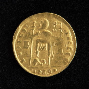 moneta - Ujęcie rewersu złotej monety.  Powierzchnie są starte, a treść awersu i rewersu jest częściowo nieczytelna.  Na rewersie widnieje zredukowana siedząca przodem na tronie postać Constantinopolis. Po jej lewej stronie o tron opiera się spoczywająca na ziemi okrągła tarcza. W prawej uniesionej ręce postać trzyma jabłko królewskie z krzyżem. W lewej ręce znajduje się schematycznie przedstawione długie berło. Wizerunek otoczony jest napis XXXXXX CCXXXX mający zapewne naśladować oryginalną inskrypcję w otoku. Pod wyobrażeniem postaci znajduje się nieczytelna geometryczna imitacja znaku menniczego CONOB.