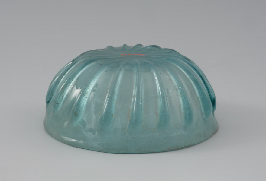 naczynie; Rzymskie naczynie (czarka) z żeberkami - Ujęcie z dołu. Rzymskie naczynie (czarka) z żeberkami wykonane z klarownego szkła.