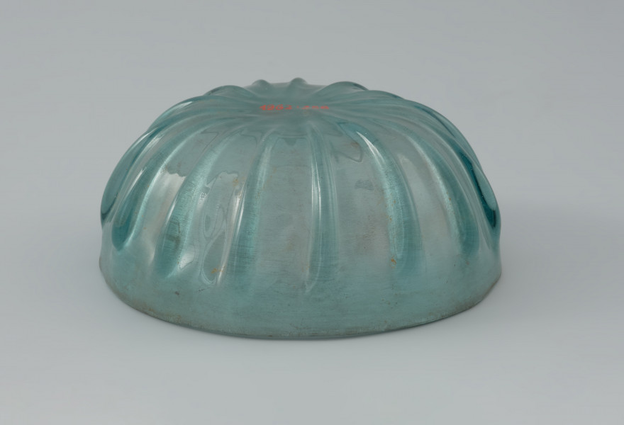 naczynie; Rzymskie naczynie (czarka) z żeberkami - Ujęcie z dołu. Rzymskie naczynie szklane (czarka) z żeberkami wykonane z klarownego szkła.