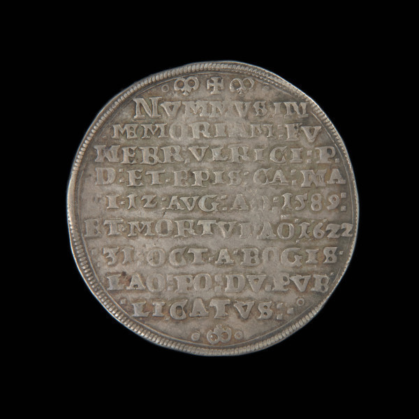 talar okolicznościowy - Ujęcie rewersu. Na rewersie w perełkowym otoku napis w 9 wierszach w polskim znaczeniu 