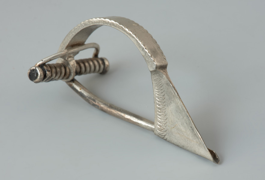 srebrna zapinka - Ujęcie z przodu skosem w lewą stronę. Srebrna zapinka.