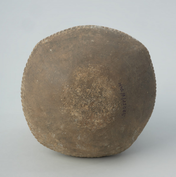 Naczynie gliniane - Ujęcie spodu;  Naczynie wazowate o dwustożkowatym brzuścu, pionowej szyjce i niewyodrębnionym dnie.