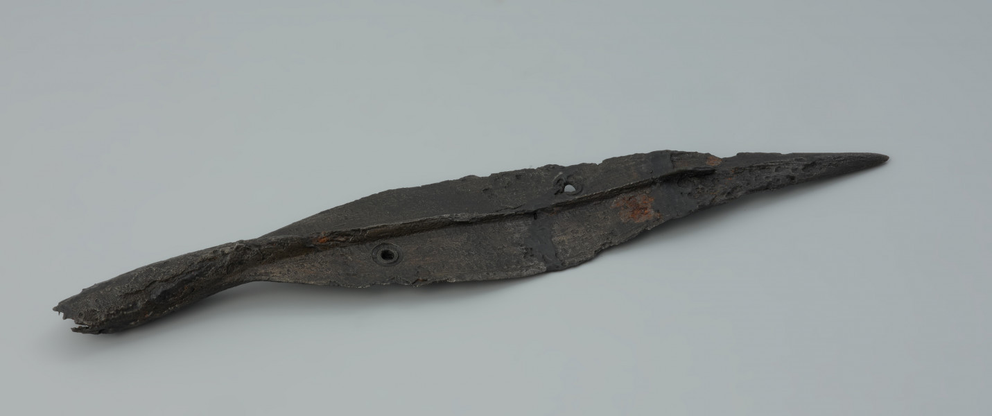 Ornamentowany grot oszczepu z żelaza - Ujęcie z dołu. Ornamentowany grot oszczepu z żelaza.