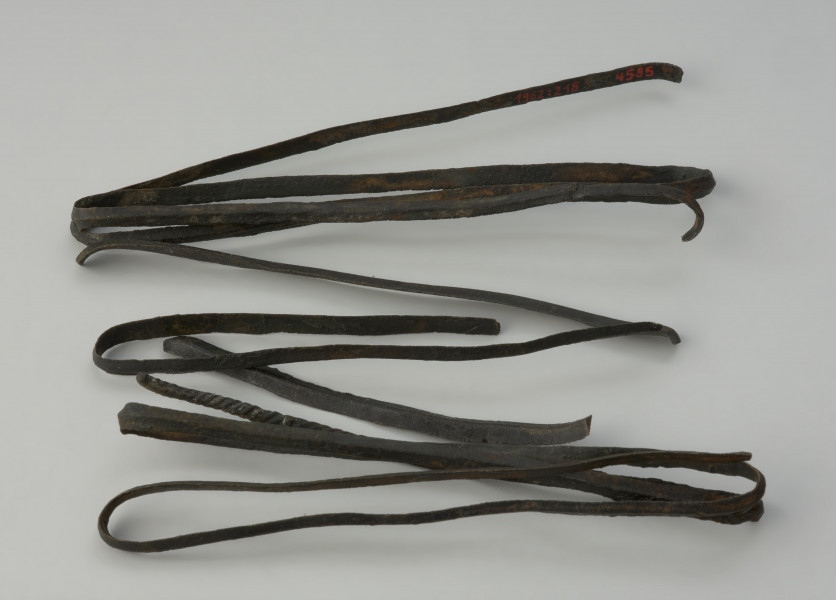 taśma - Ujęcie z góry w pionie. Surowiec brązowy w postaci wiązki cienkiej taśmy.