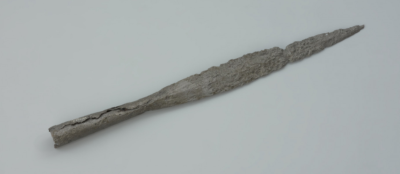 Żelazny grot oszczepu - Ujęcie z dołu. Żelazny grot oszczepu.