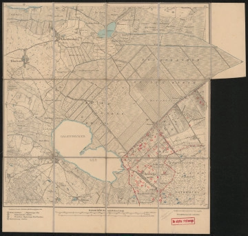 Mapa drukowana 956 Galenbeck I - Ujęcie z przodu; Mapę 956 Galenbeck I opracowano w 1883, a wydano w 1884 roku. Obejmuje obszar w pobliżu miejscowości Galenbeck, Kreis Mecklenburg-Strelitz, Prov. Mecklenburg, dziś Kreis Mecklenburgische Seenplatte, Bundesland Mecklenburg-Vorpommern, Niemcy. Jest jedynym zachowanym egzemplarzem arkusza przedwojennej mapy topograficznej oznaczonego godłem 953, zawierającym dane o lokalizacji obiektów i ich nazw w zasobie archiwalnym Flurnamen Sammlung. Na drukowanej mapie ręcznie naniesiono warstwę z numeracją obiektów fizjograficznych odnoszących się do miejscowości: Heinrichswalde, Rothemühl.