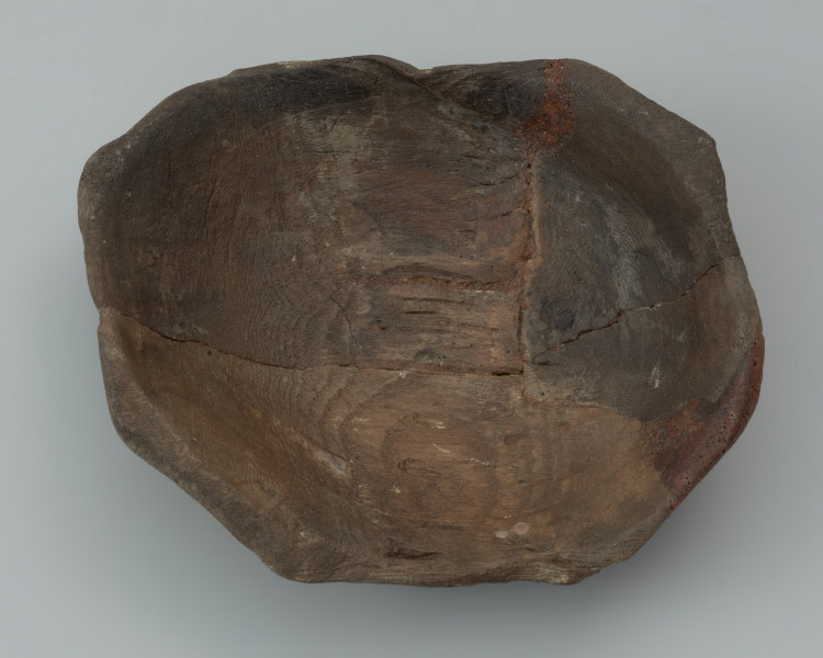 misa - Ujęcie wnętrza miski z góry. Miska drewniana toczona od wewnątrz i ociosywana od strony zewnętrznej ma znak wytwórcy (gmerk lub merk) w postaci krzyża wpisanego w romb.