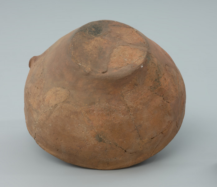 Wysoka misa gliniana - Ujęcie z dołu. Wysoka misa gliniana, gładzona, barwy jasnobrunatnej.