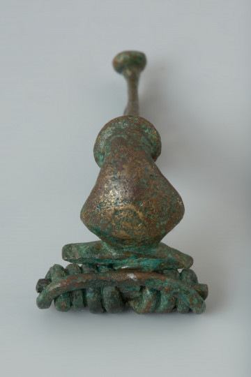 Zapinka z brązu - Ujęcie z przodu. Zapinka z brązu.